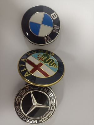 혁신적인 기술과 고전적인 디자인 - BMW 엠블럼에 맞춤형 플라스틱 폼, 브랜드 정신을 계승
